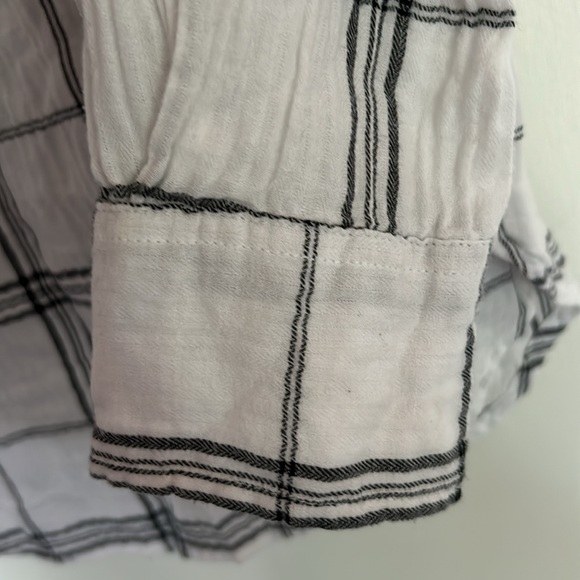 Cute Universal Threads white/black cotton buttondown top. Button cuff on sleeves - Picture 10 of 11